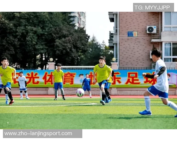 精彩瞬间尽在足球比赛图片中感受激情与团队精神的完美结合